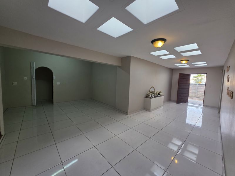 Exceptional Family Residence with Two Additional Flatlets - Photo 10