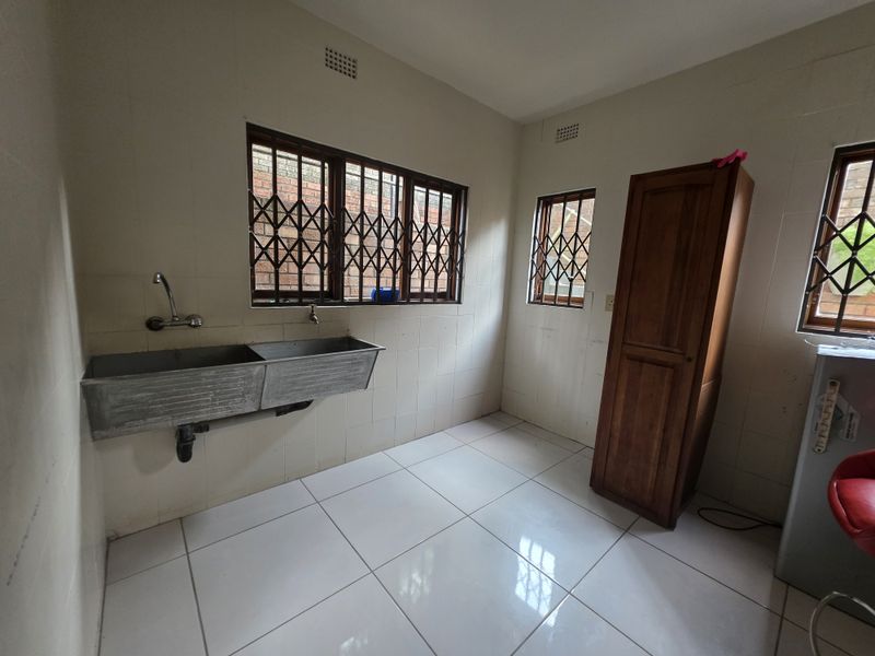 Exceptional Family Residence with Two Additional Flatlets - Photo 7