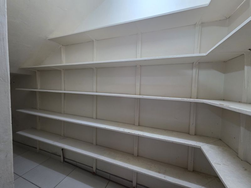 Exceptional Family Residence with Two Additional Flatlets - Photo 8