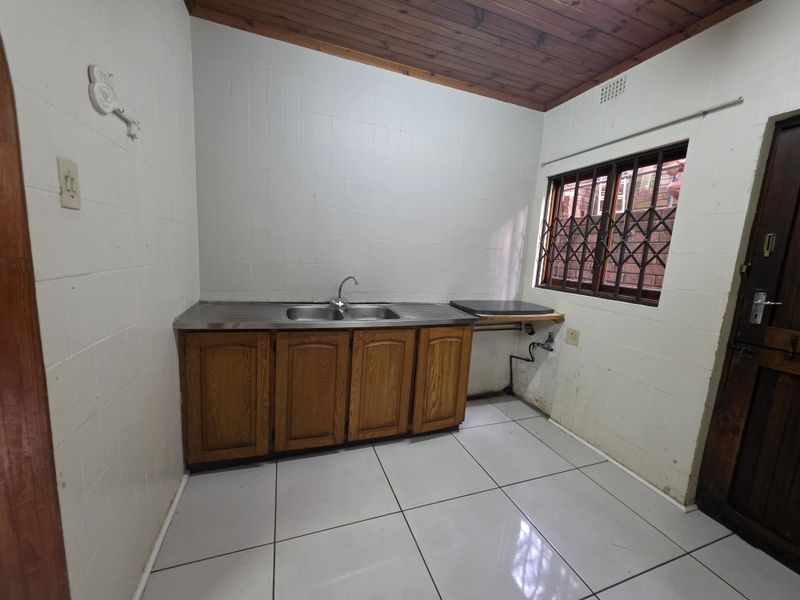 Exceptional Family Residence with Two Additional Flatlets - Photo 6