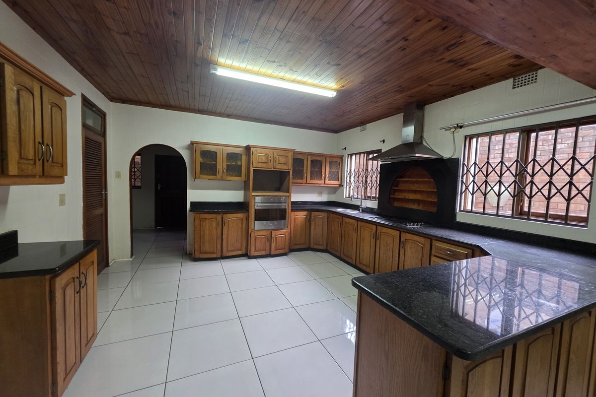 Exceptional Family Residence with Two Additional Flatlets - Photo 3