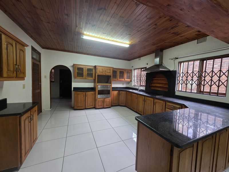 Exceptional Family Residence with Two Additional Flatlets - Photo 3