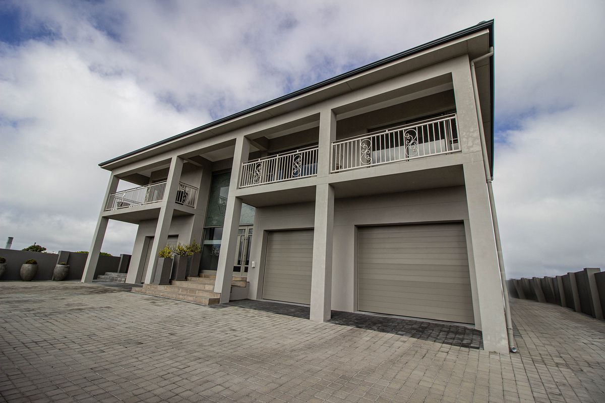 LUXURY COASTAL ESTATE LIVING – 6 En-suites, Pool & Panoramic Views - Photo 2