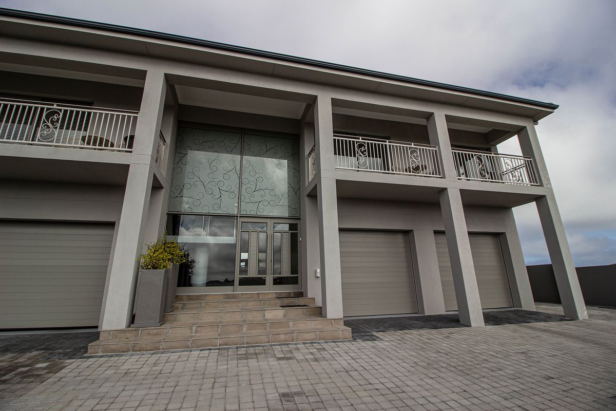 LUXURY COASTAL ESTATE LIVING – 6 En-suites, Pool & Panoramic Views - Photo 5