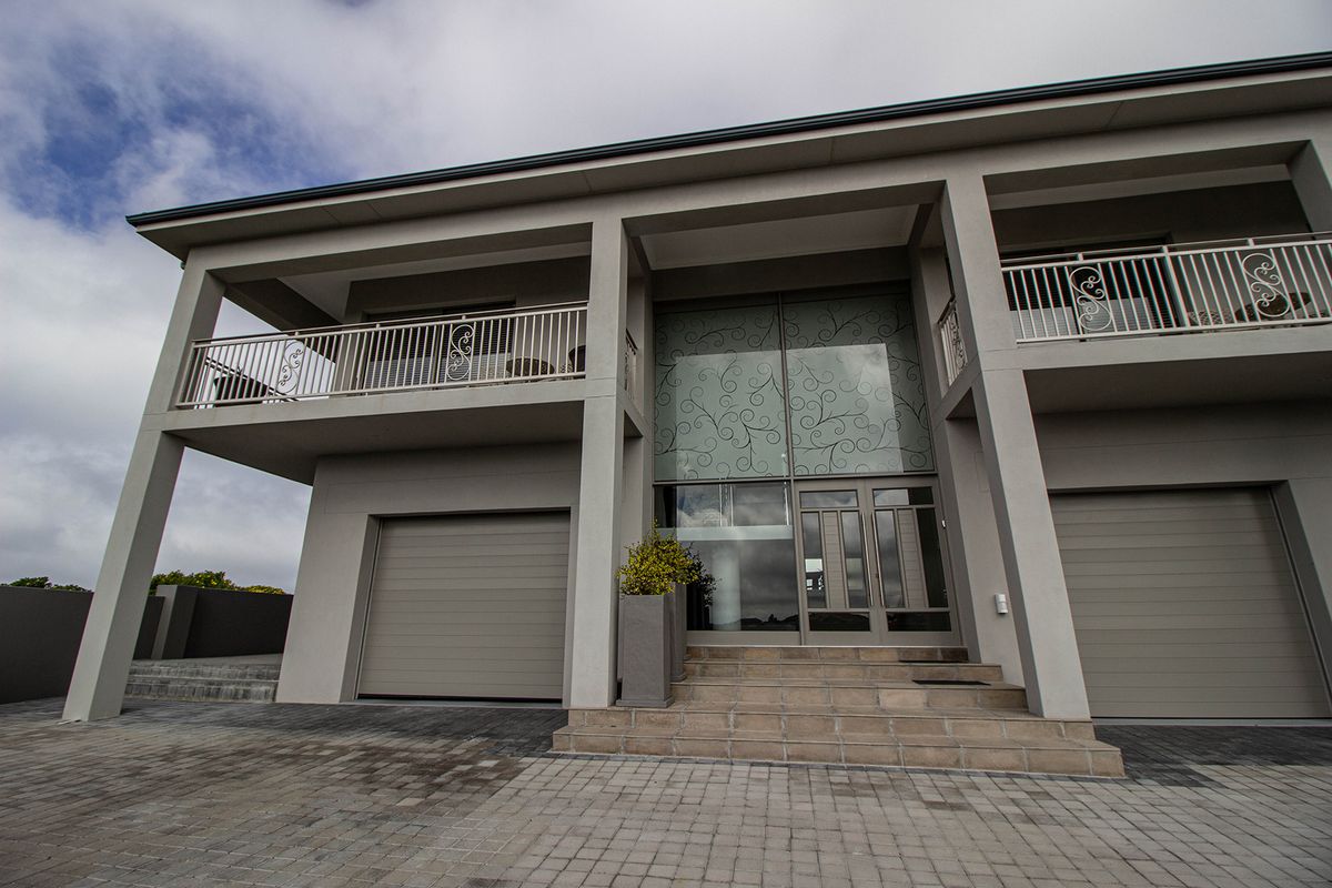 LUXURY COASTAL ESTATE LIVING – 6 En-suites, Pool & Panoramic Views - Photo 4