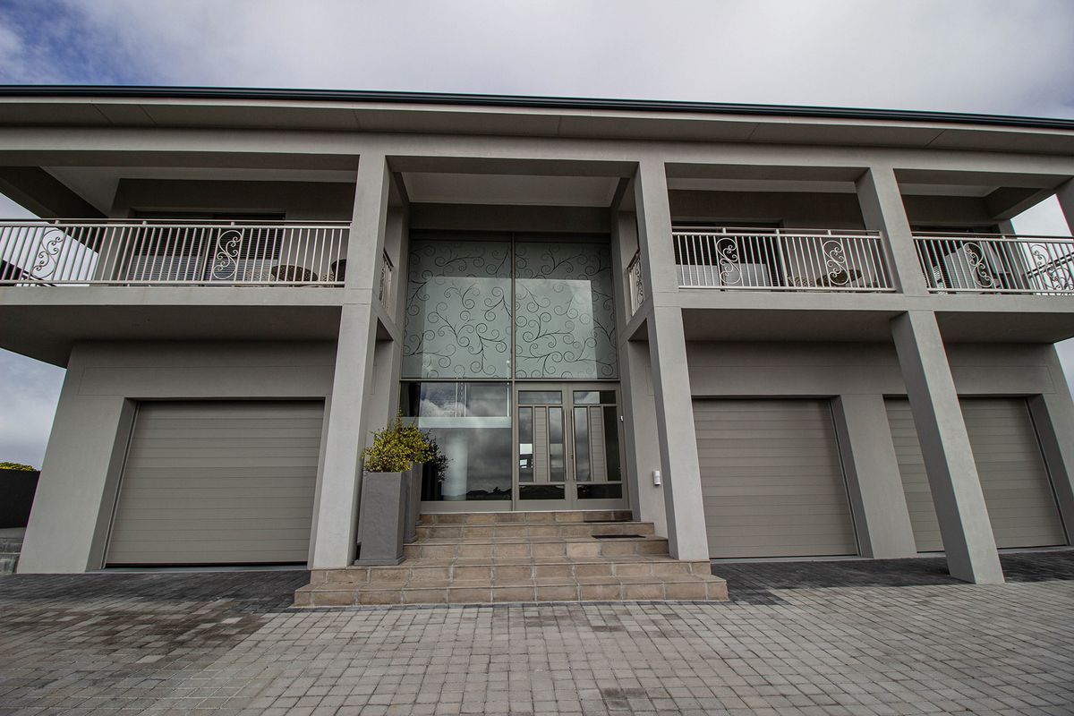 LUXURY COASTAL ESTATE LIVING – 6 En-suites, Pool & Panoramic Views - Photo 3