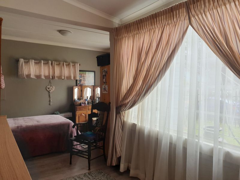 Old world charm with modern fixings - Photo 9