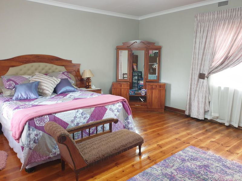 Old world charm with modern fixings - Photo 8