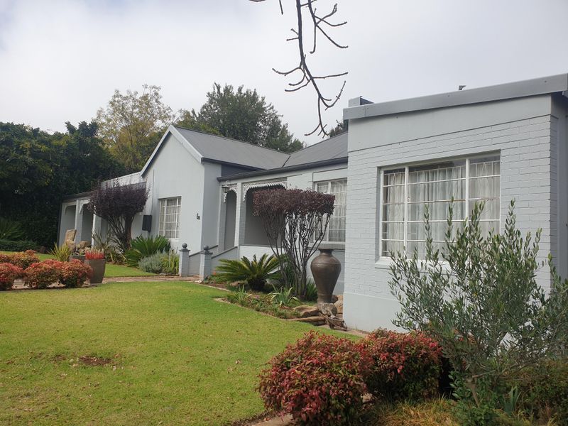 Old world charm with modern fixings - Photo 2