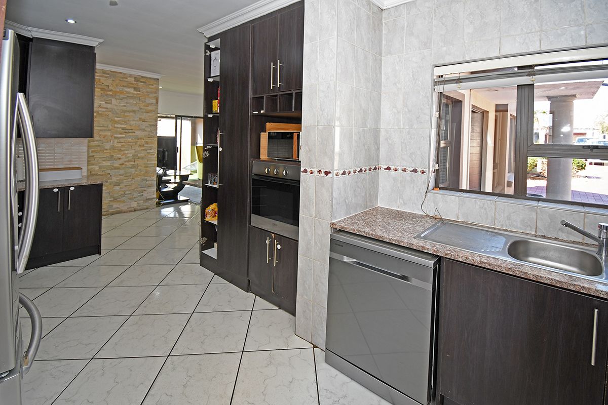 Best Value in Thatchfield Hills! 3 Bedroom Home with Solar & Spacious Yard - Photo 4