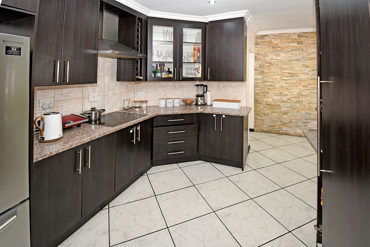 Best Value in Thatchfield Hills! 3 Bedroom Home with Solar & Spacious Yard - Photo 3