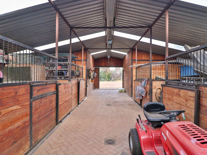 🌾 Invest on the R82 – Stunning Views, Tranquil Setting, Limitless Potential Property Highlights - Photo 9