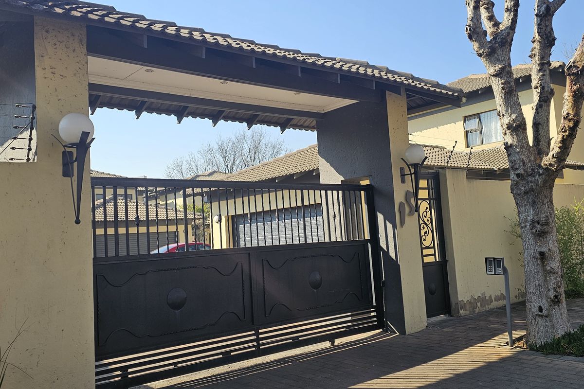 Modern Lifestyle Property in Secure Gated Complex - Photo 2