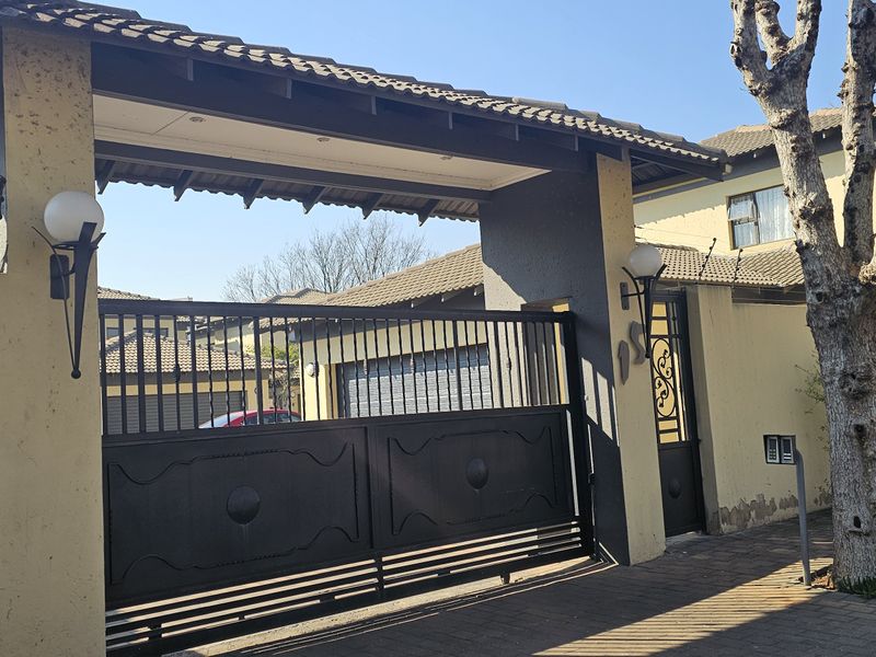 Modern Lifestyle Property in Secure Gated Complex - Photo 2