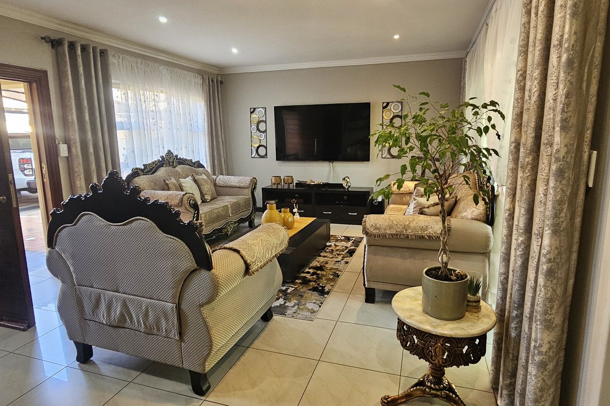 Modern Lifestyle Property in Secure Gated Complex - Photo 4