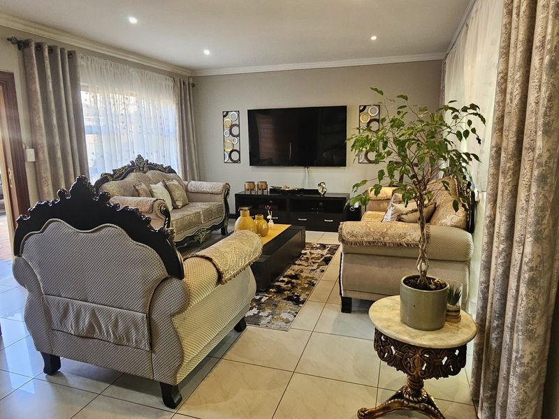 Modern Lifestyle Property in Secure Gated Complex - Photo 4