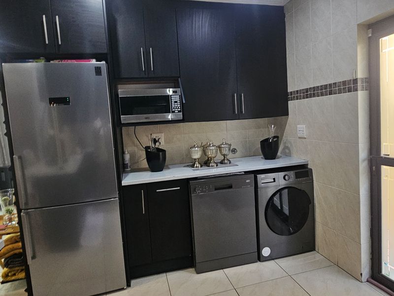 Modern Lifestyle Property in Secure Gated Complex - Photo 8