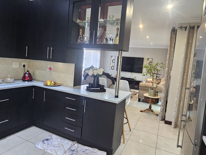 Modern Lifestyle Property in Secure Gated Complex - Photo 7