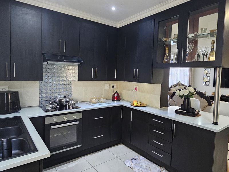 Modern Lifestyle Property in Secure Gated Complex - Photo 6