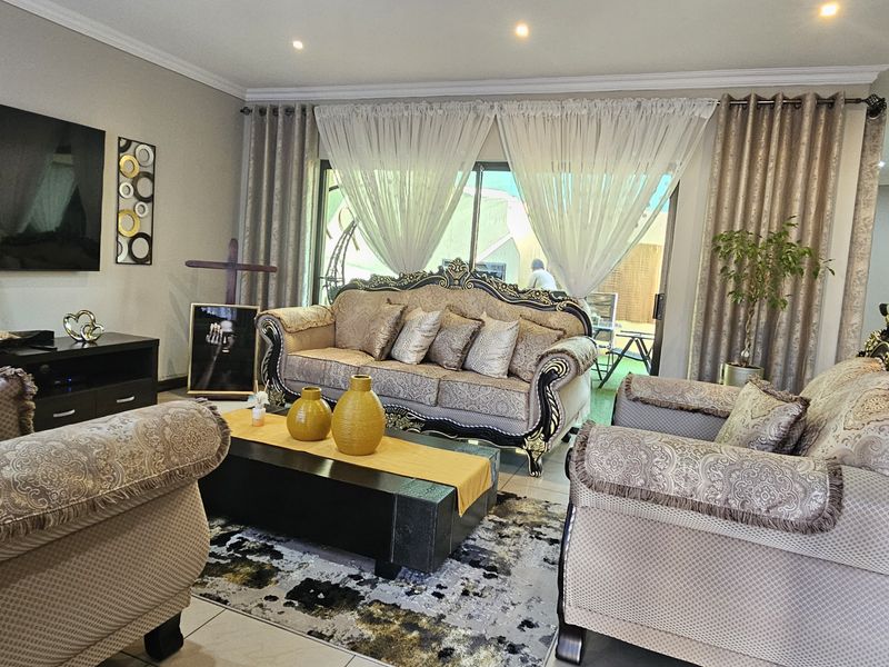 Modern Lifestyle Property in Secure Gated Complex - Photo 3