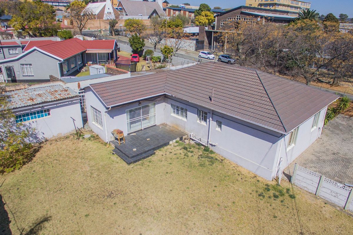Spacious 3-Bedroom Home with Big Garden & Flatlet Potential – A Renovator’s Dream - Photo 5