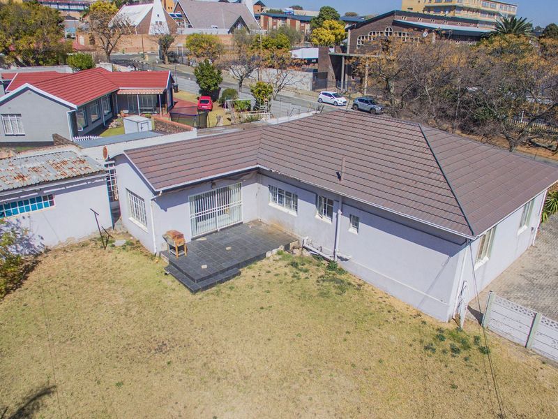 Spacious 3-Bedroom Home with Big Garden & Flatlet Potential – A Renovator’s Dream - Photo 5