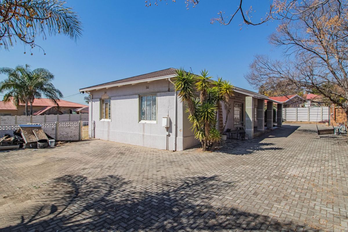 Spacious 3-Bedroom Home with Big Garden & Flatlet Potential – A Renovator’s Dream - Photo 2