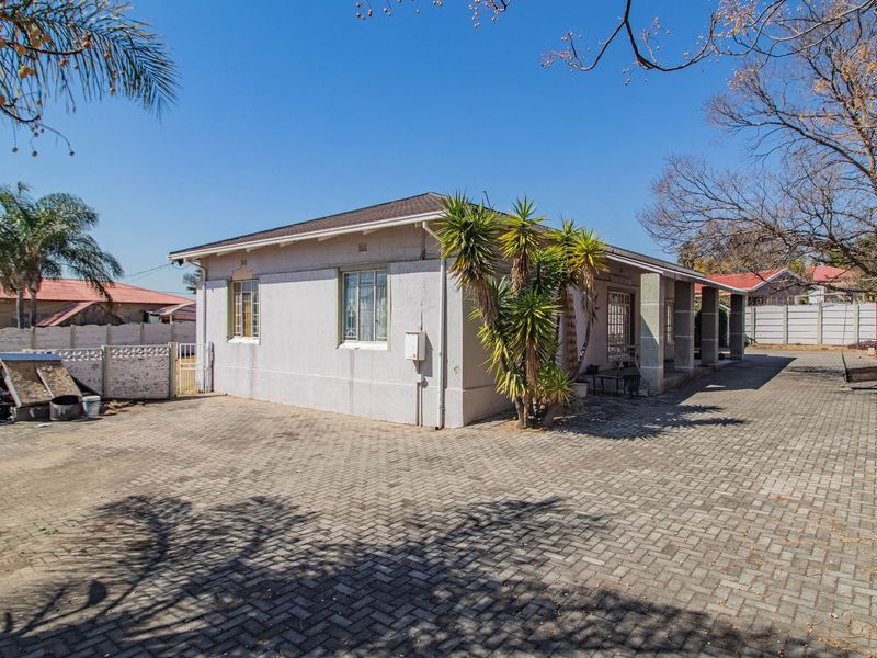 Spacious 3-Bedroom Home with Big Garden & Flatlet Potential – A Renovator’s Dream - Photo 2