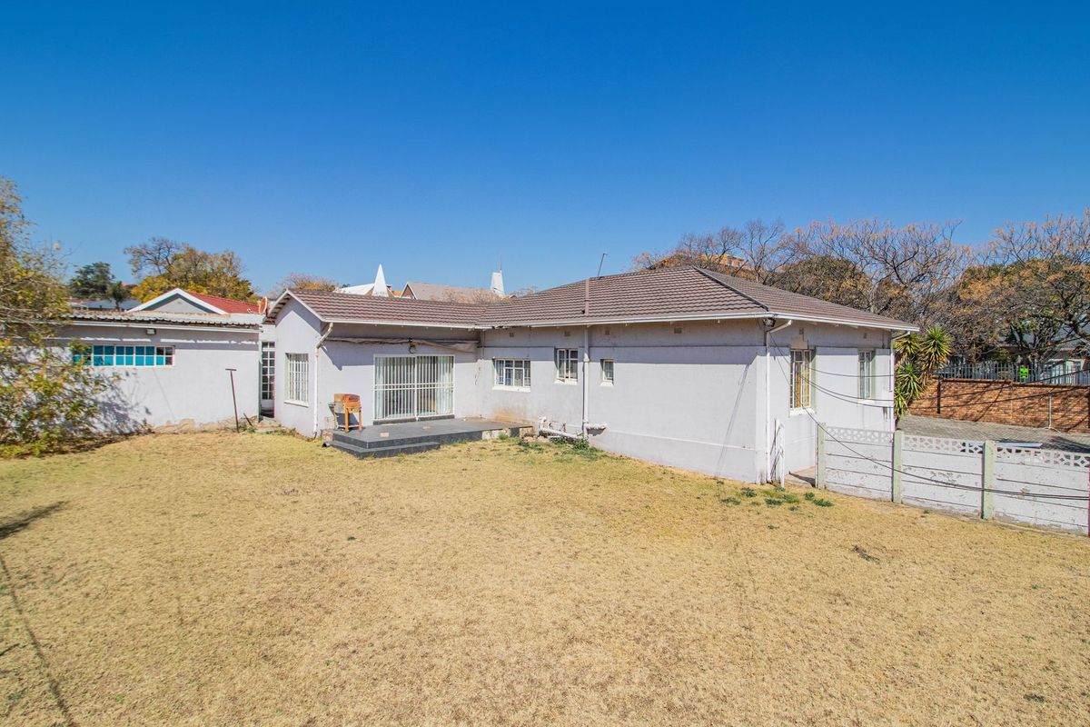 Spacious 3-Bedroom Home with Big Garden & Flatlet Potential – A Renovator’s Dream - Photo 3