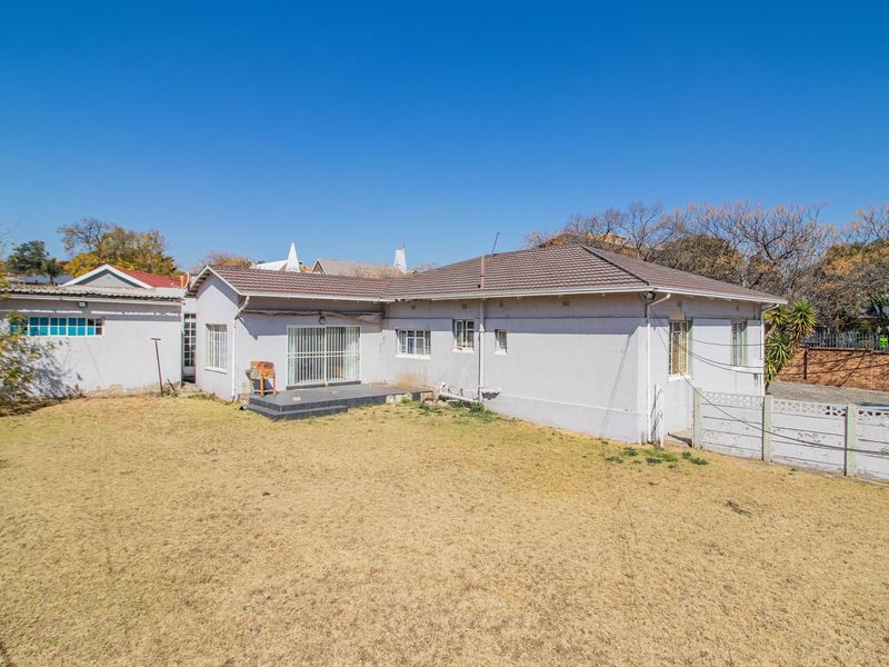 Spacious 3-Bedroom Home with Big Garden & Flatlet Potential – A Renovator’s Dream - Photo 3