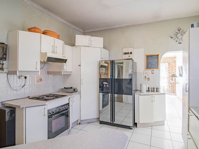 Spacious 3-Bedroom Home with Big Garden & Flatlet Potential – A Renovator’s Dream - Photo 10