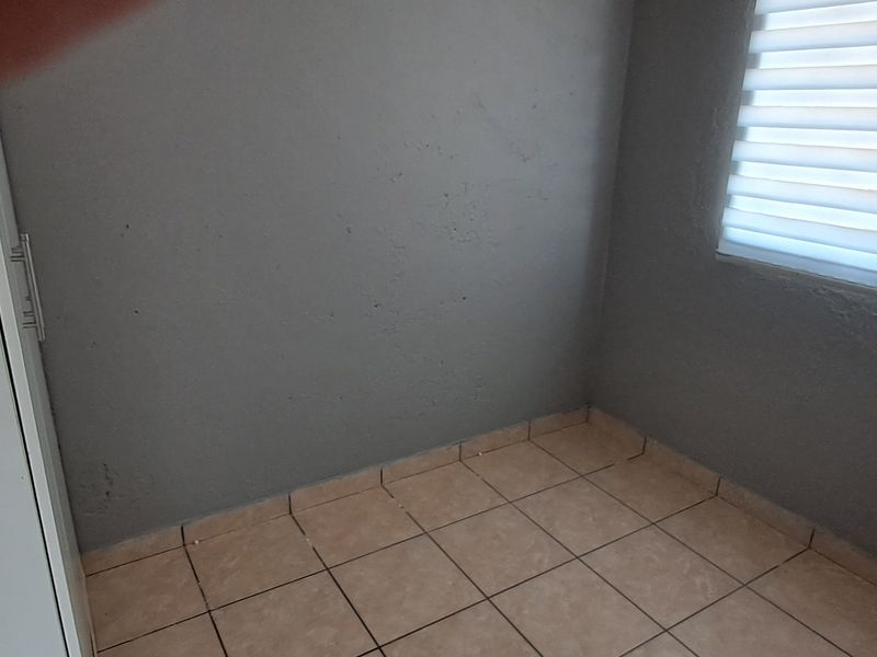 Neat sectional title flat in Madadeni J - Photo 5