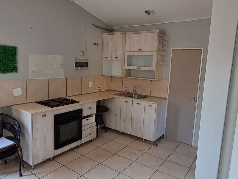 Neat sectional title flat in Madadeni J - Photo 9
