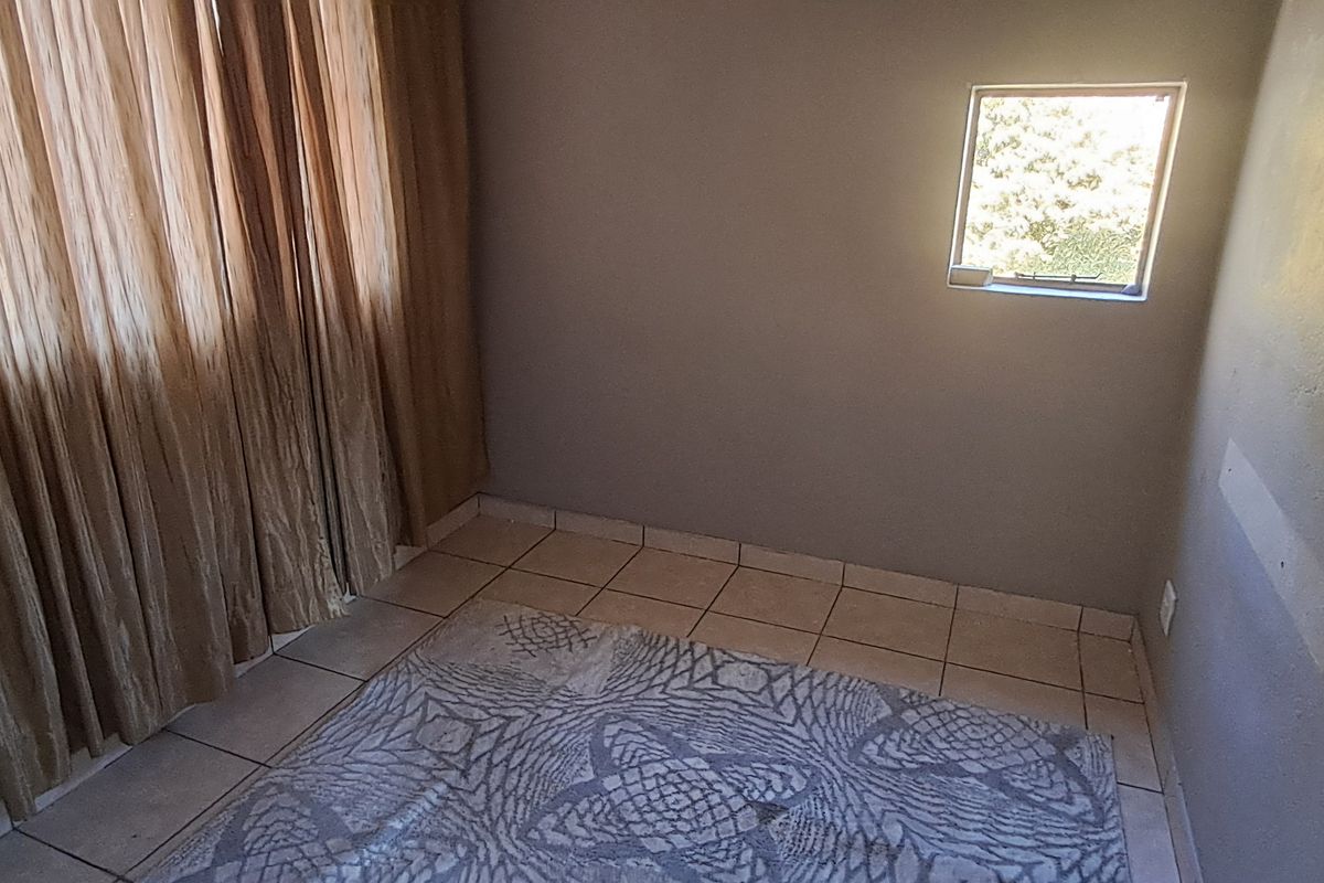 Neat sectional title flat in Madadeni J - Photo 4