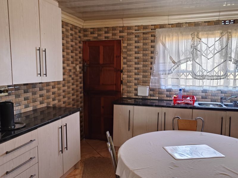 Welcome to stunning  family house - Photo 8