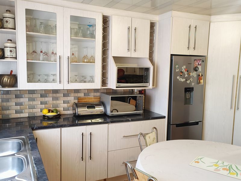 Welcome to stunning  family house - Photo 7