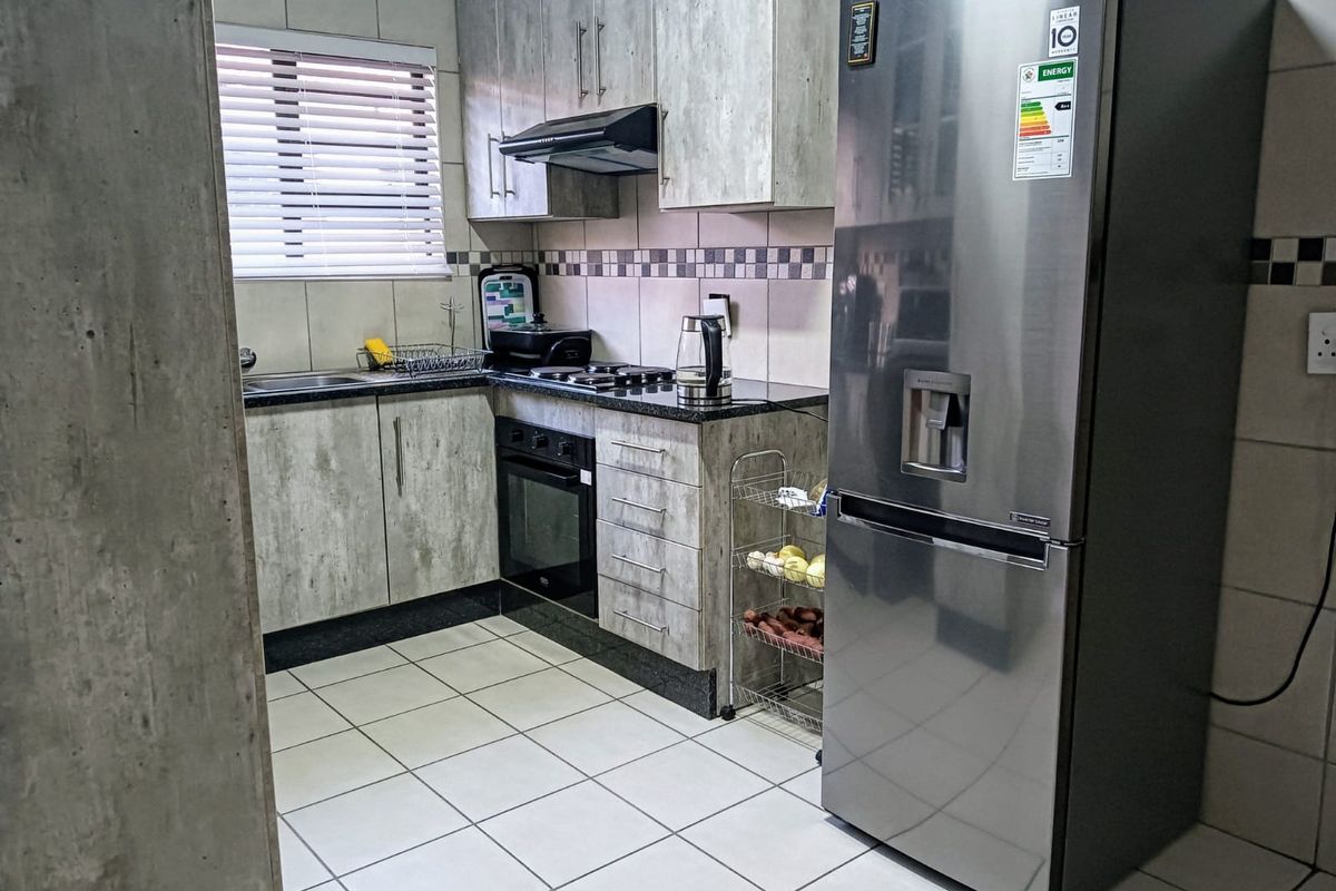 Stylish 3-Bedroom Home  in a secure complex - Photo 4