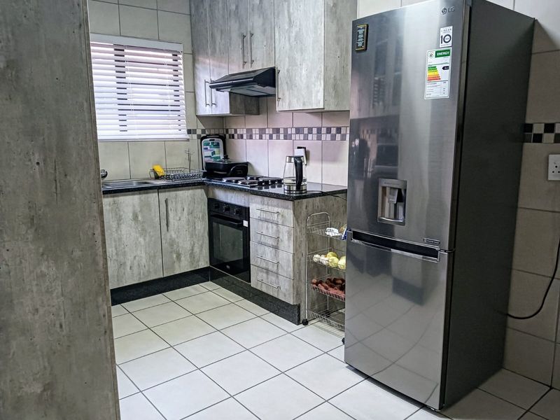 Stylish 3-Bedroom Home  in a secure complex - Photo 4