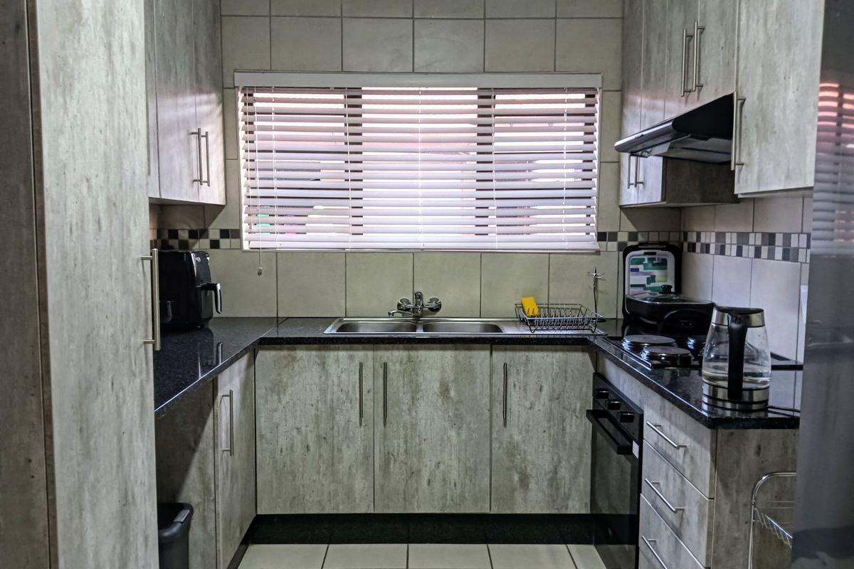 Stylish 3-Bedroom Home  in a secure complex - Photo 5