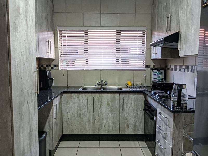 Stylish 3-Bedroom Home  in a secure complex - Photo 5