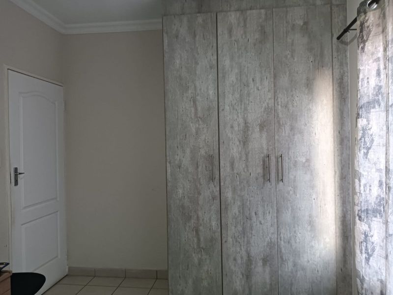 Stylish 3-Bedroom Home  in a secure complex - Photo 8