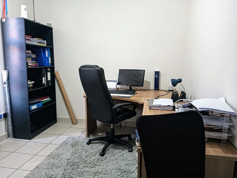 Stylish 3-Bedroom Home  in a secure complex - Photo 6