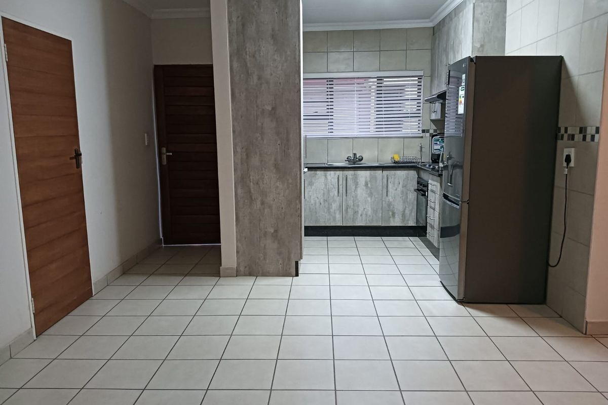 Stylish 3-Bedroom Home  in a secure complex - Photo 2