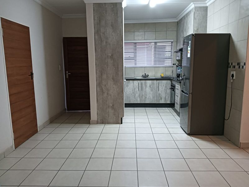 Stylish 3-Bedroom Home  in a secure complex - Photo 2