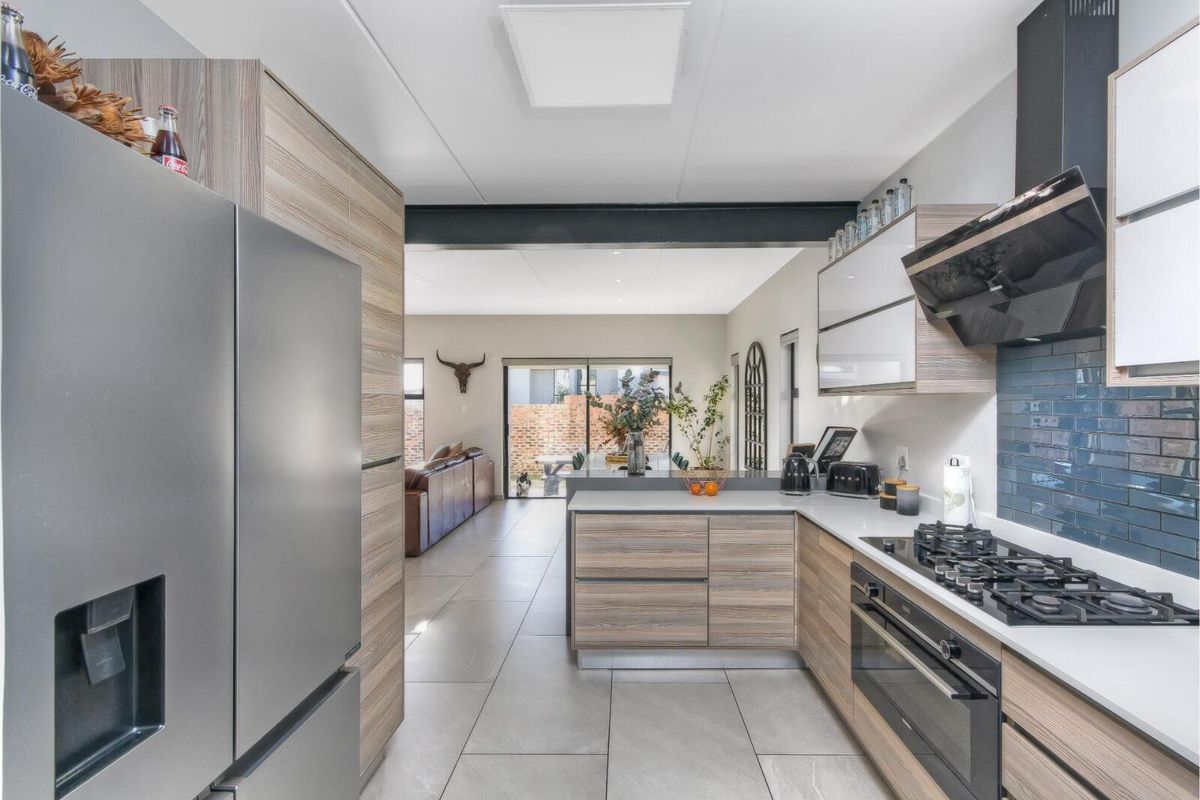 Spotless, Immaculate 3 Bedroom House in The Hutton Estate - Photo 4