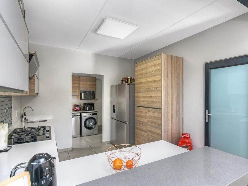 Spotless, Immaculate 3 Bedroom House in The Hutton Estate - Photo 3