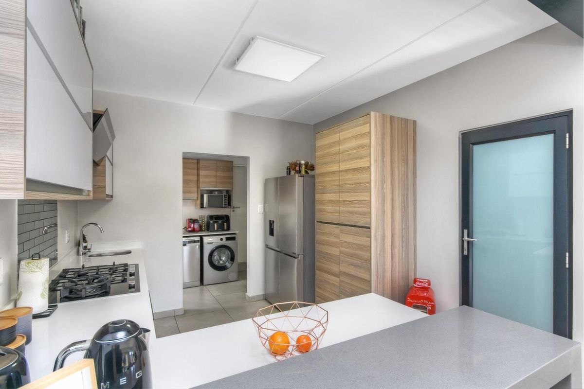 Spotless, Immaculate 3 Bedroom House in The Hutton Estate - Photo 3