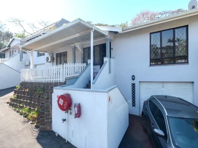 Modern & inviting townhouse in prime location - Photo 2