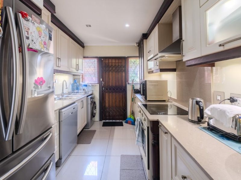 Modern & inviting townhouse in prime location - Photo 9