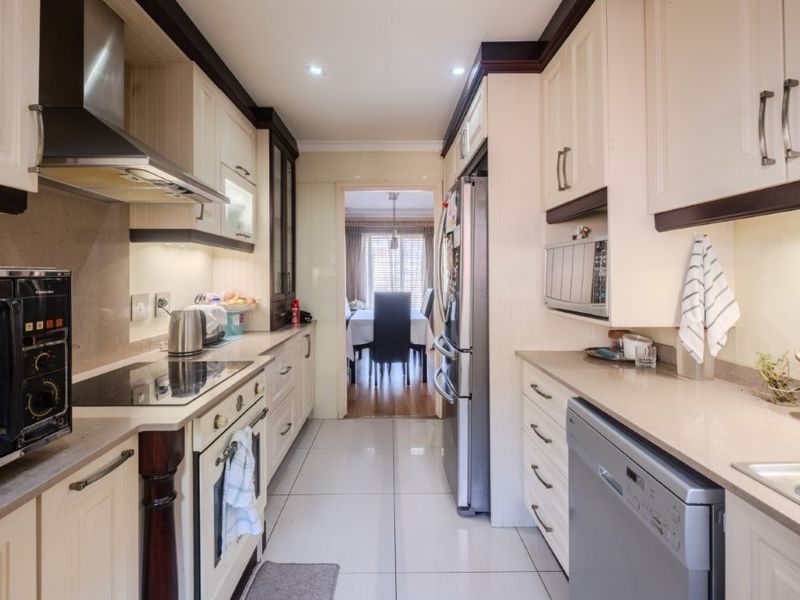 Modern & inviting townhouse in prime location - Photo 8